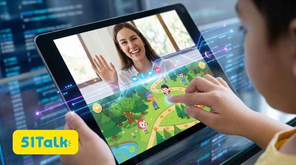 Which kids’ English solutions combine live teacher